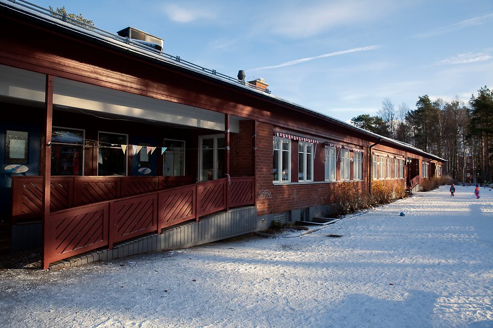 Exteriör av Berghems förskolas röda byggnad.