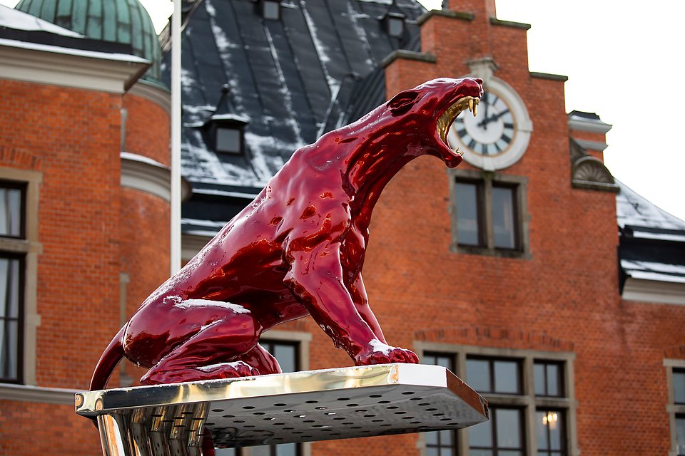 Den röda puman som ryter på Rådhustorget i Umeå.