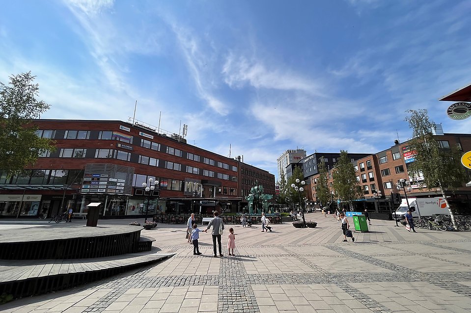 Foto på Renmarkstorget en solig dag i juni, men Stig Lindbergs fontän i bakgrunden.