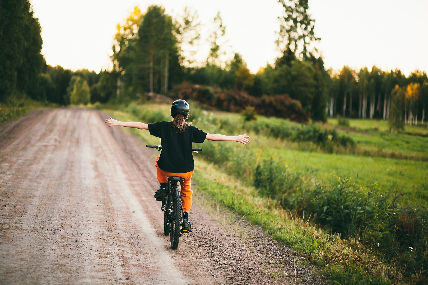 BIlden visar en ung person som cyklar på en grusväg och logotyper som visar att cBIlden visar en ung person som cyklar på en grusväg och logotyper som visar att projektet medfinansieras av Leaderområdet Umeåregionen Idérike2030 samt Europeiska unionen.
