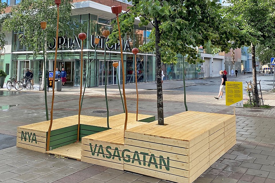 En sittmodul i trä står mitt på gågatan i korsningen mellan Kungsgatan och Vasagatan.