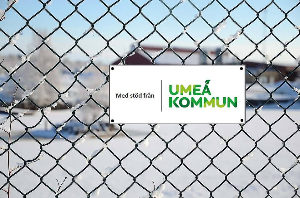 Bild på skylt med texten Med stöd av Umeå kommun. Skylten är placerad på ett stängsel.