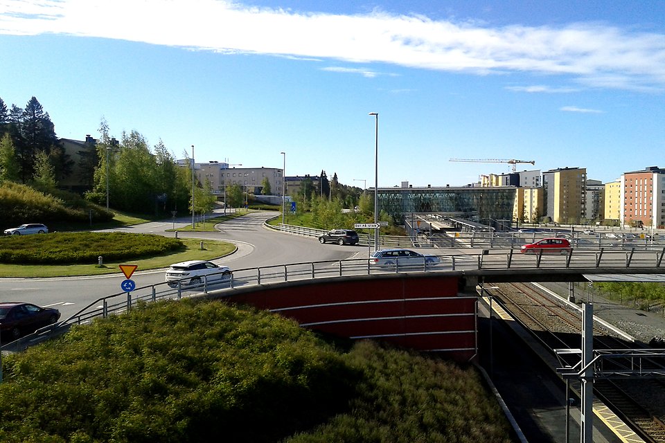 cirkulationsplats, bilar, träd, hus