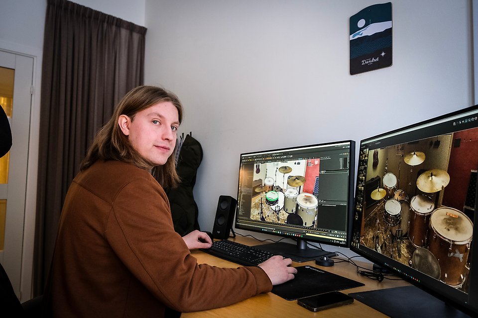 Filip Wikström vid en dator