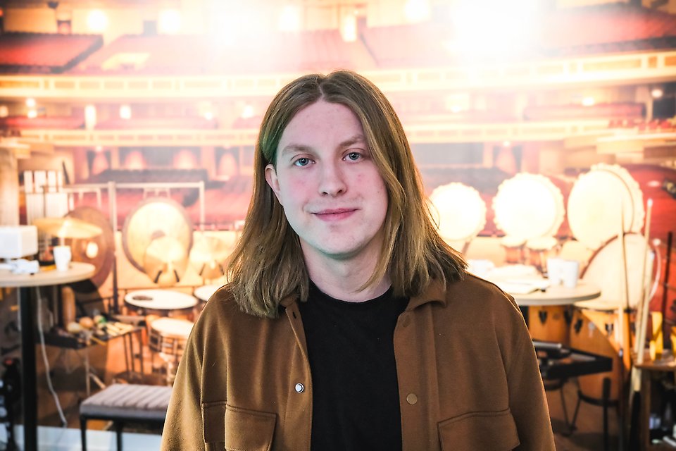 Filip Wikström framför ett trumset