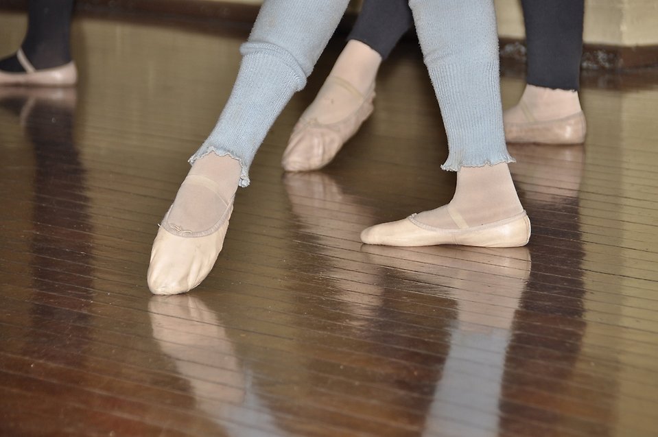 Närbild på fötter i balettskor.