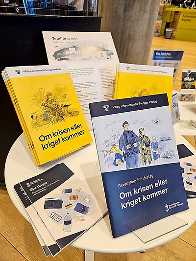 Beredskapsbroschyrer skyltas på stadsbiblioteket.