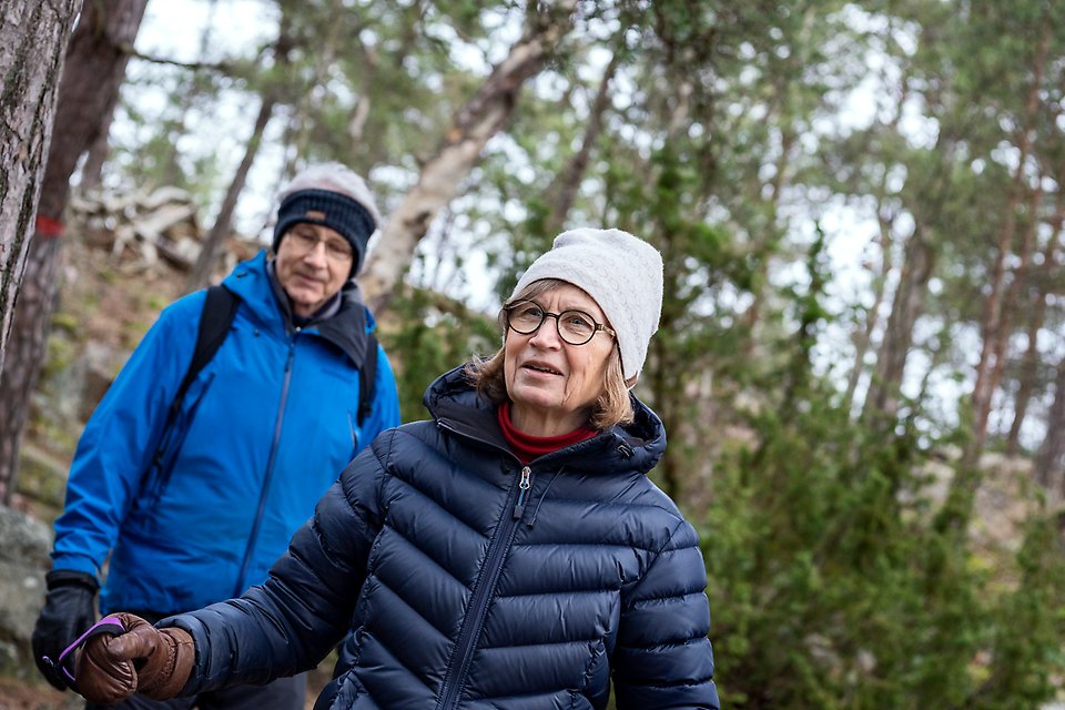 Man och kvinna som går i skogen