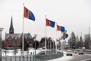 Samiska flaggor på Kyrkbron, Umeå