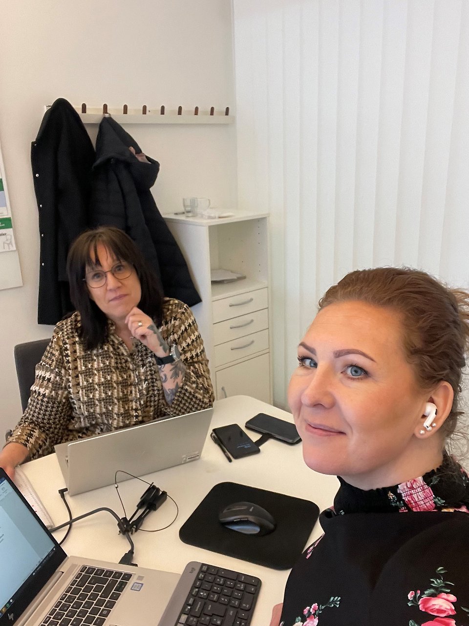 Personer som samtalar i ett konferensrum