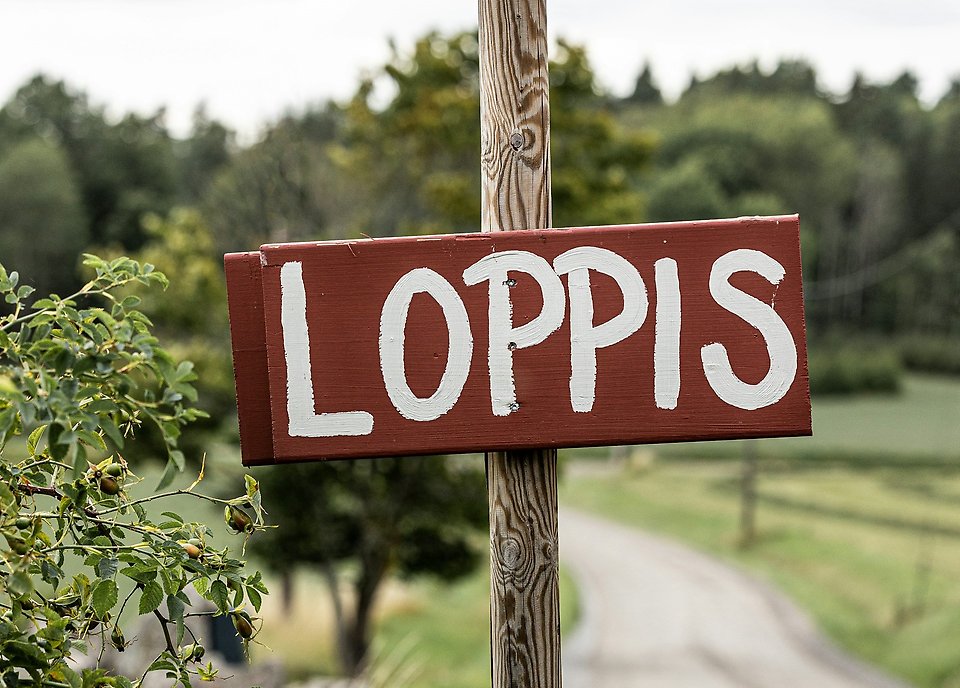 En skylt med texten Loppis