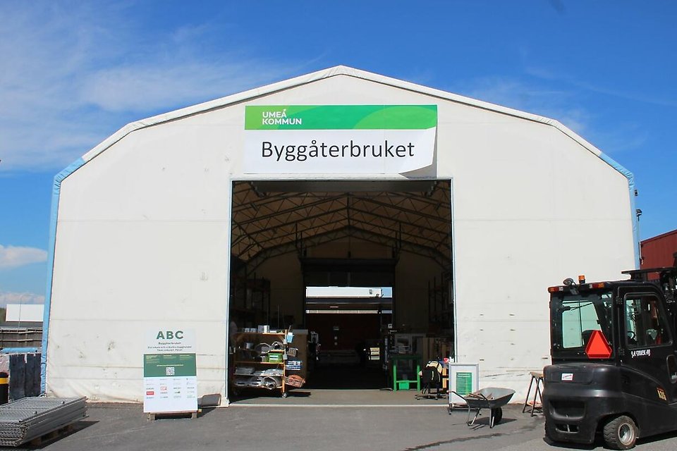 En man och en kvinna bygger ett hus.