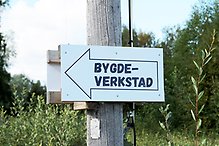 Skylt med text "Bygdeverkstad"