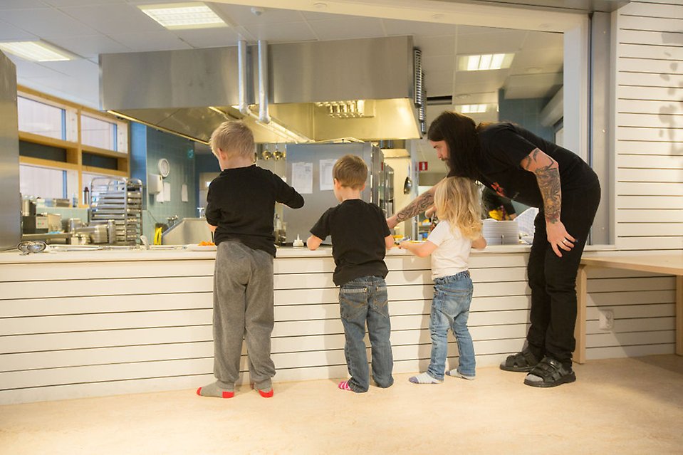 Barn och lärare som serverar sig skolmat.